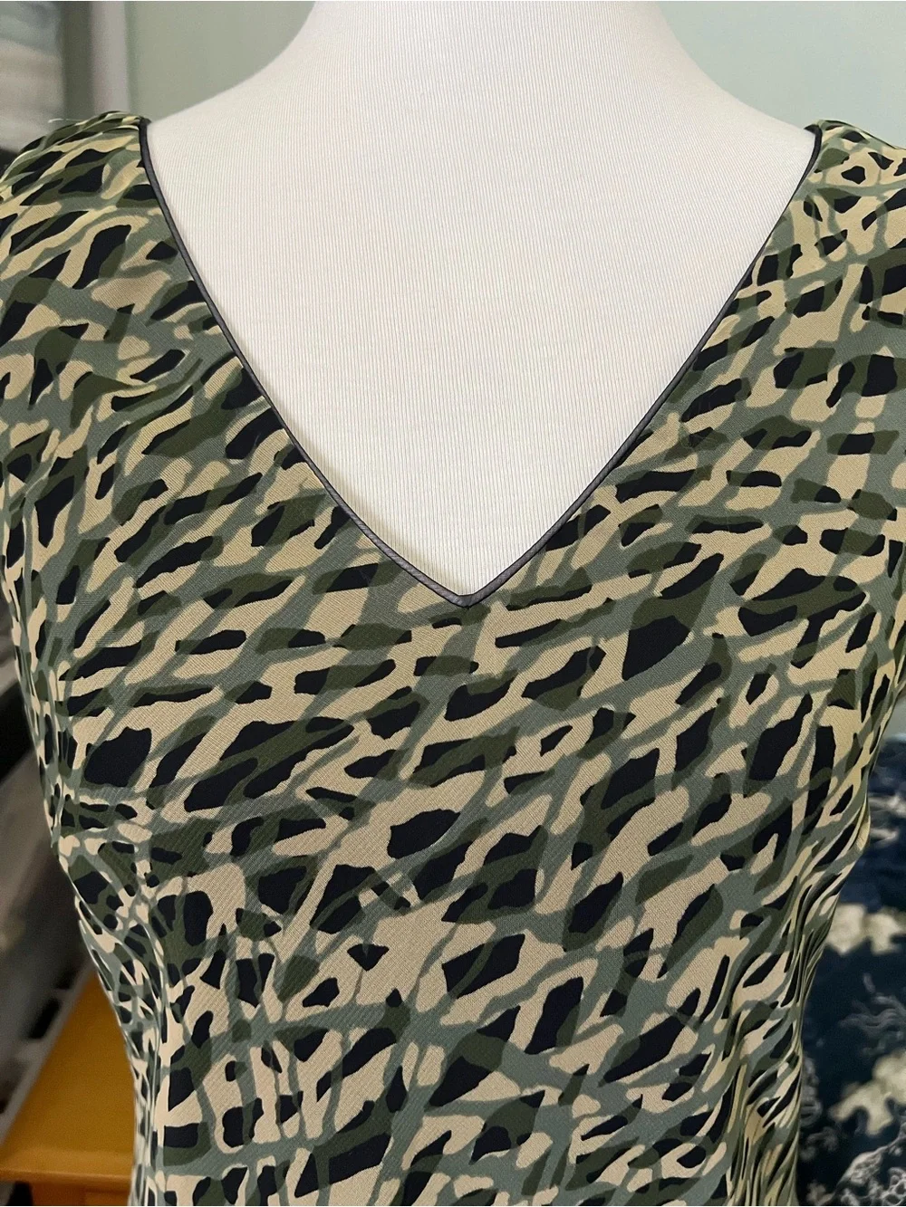 Componix Women’s Size 12 V-Neck Sleeveless Green Camo Print Lined Sheath Dress